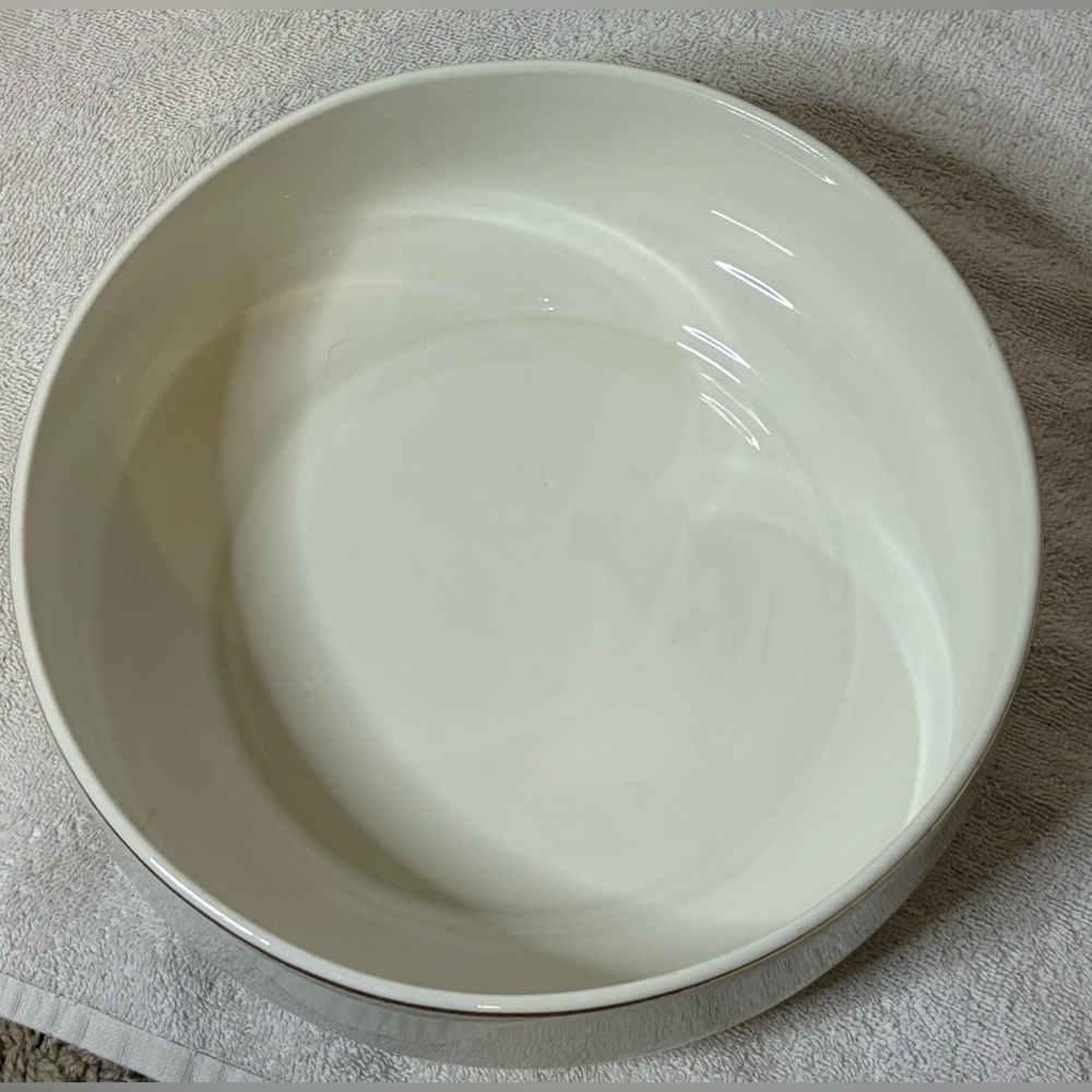 Vintage Hall China Crestware 10" Serving Bowl in Ivory Porcelain with Gold Trim - Picture 3 of 4
